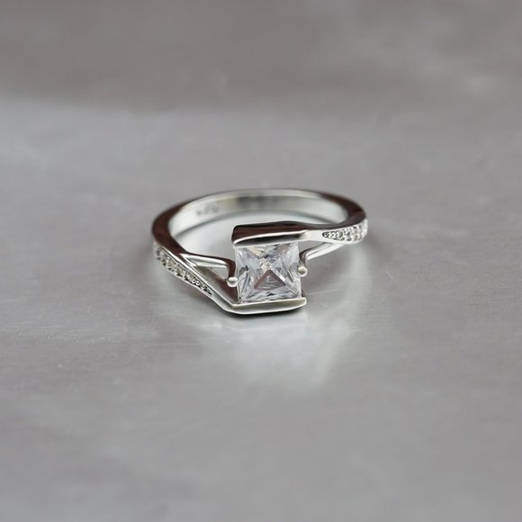 🎁Twisted Dainty Pure Princess Cut Gemstone CZ Rings for Women, EVGG1535 - Picture 4 of 4